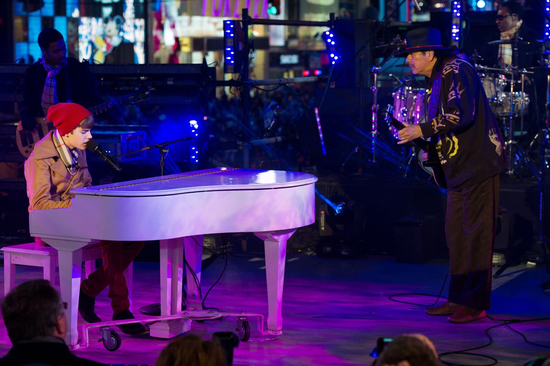 2011: Justin Bieber, Carlos Santana